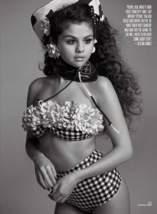 Selena Gomez Topless 03.jpg