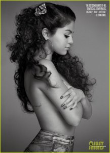 Selena Gomez Topless 01.jpg