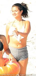 Selena-Gomez-Bikini-4.jpg
