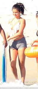 Selena-Gomez-Bikini-6.jpg
