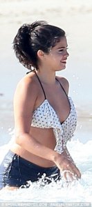 Selena-Gomez-Bikini-9.jpg