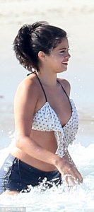 Selena-Gomez-Bikini-17.jpg