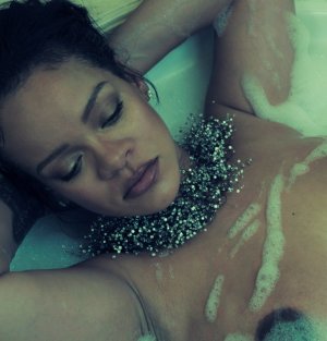 rihanna-pregnant-topless-nipples-vogue-photo-shoot-27-1e33be4c74d61106b.jpg