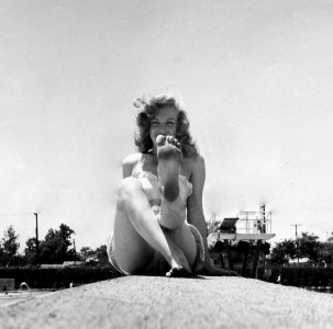 Marilyn-Monroe-Feet-1408720.jpg