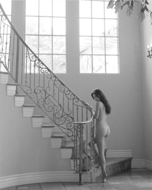 Scarlett-Byrne-Nude-Sexy-15.jpg