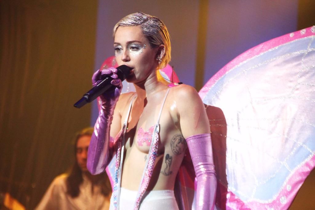 Miley Cyrus Topless 40 Photos Thefappening