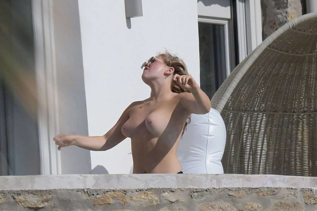 Ellie Hemmings Topless Photos Thefappening