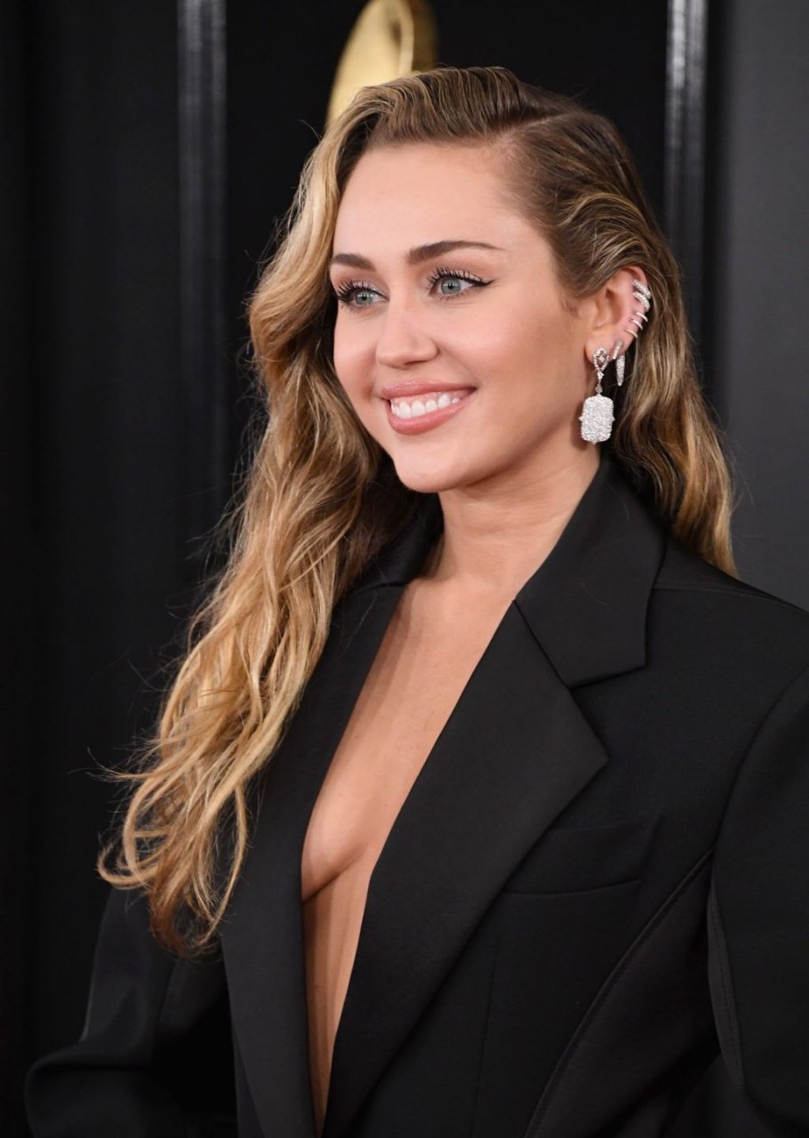 Miley Cyrus Braless 36 Photos Thefappening