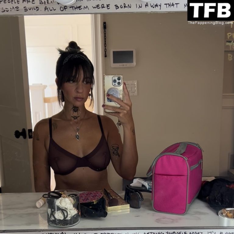Gabbie Hanna Flashes Her Nude Tits 3 Photos TheFappening