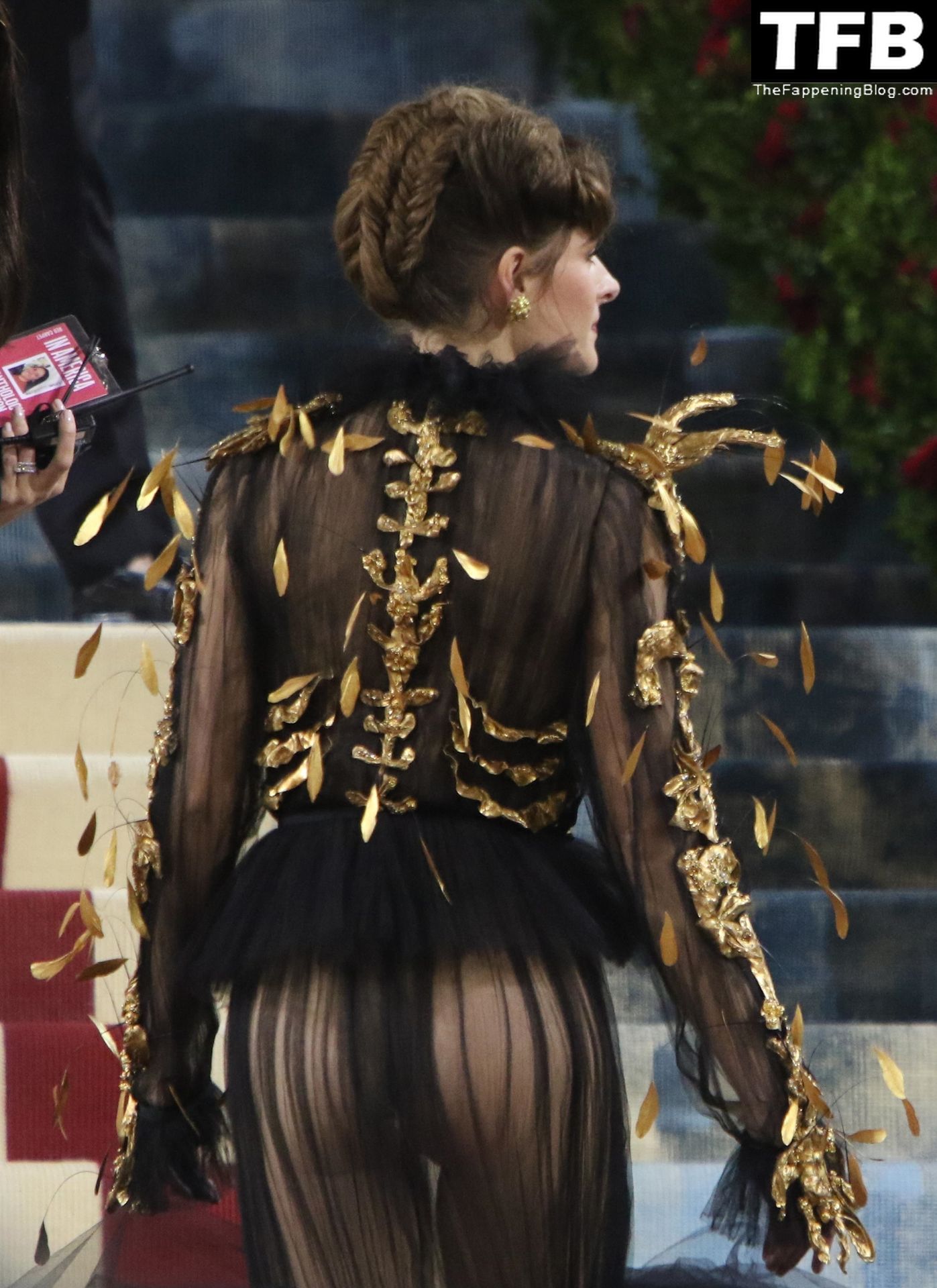 Louisa Jacobson Flashes Her Nude Tits At The 2022 Met Gala In NYC 22