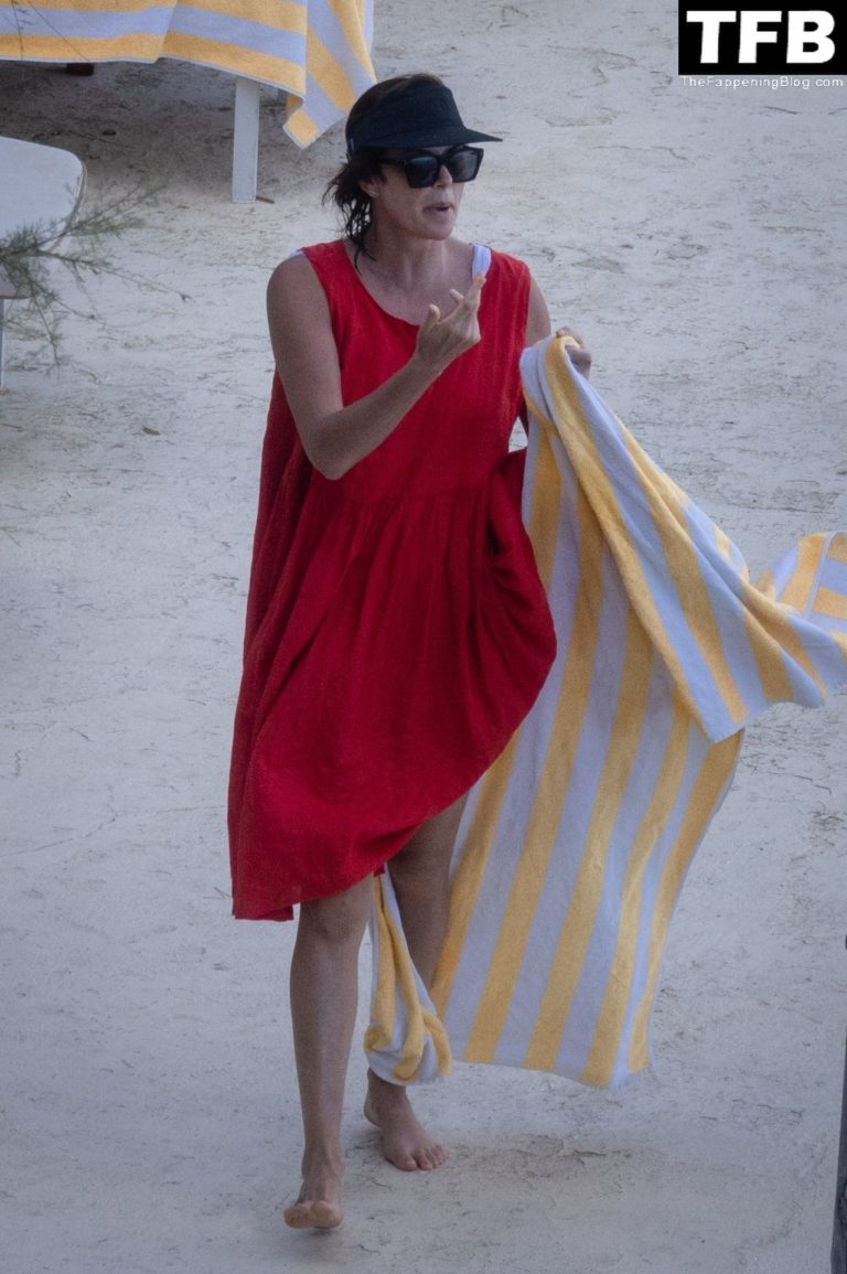 Charlize Theron Shows Off Her Stunning Nude Breasts And Hot Figure During A Holiday In Tuscany