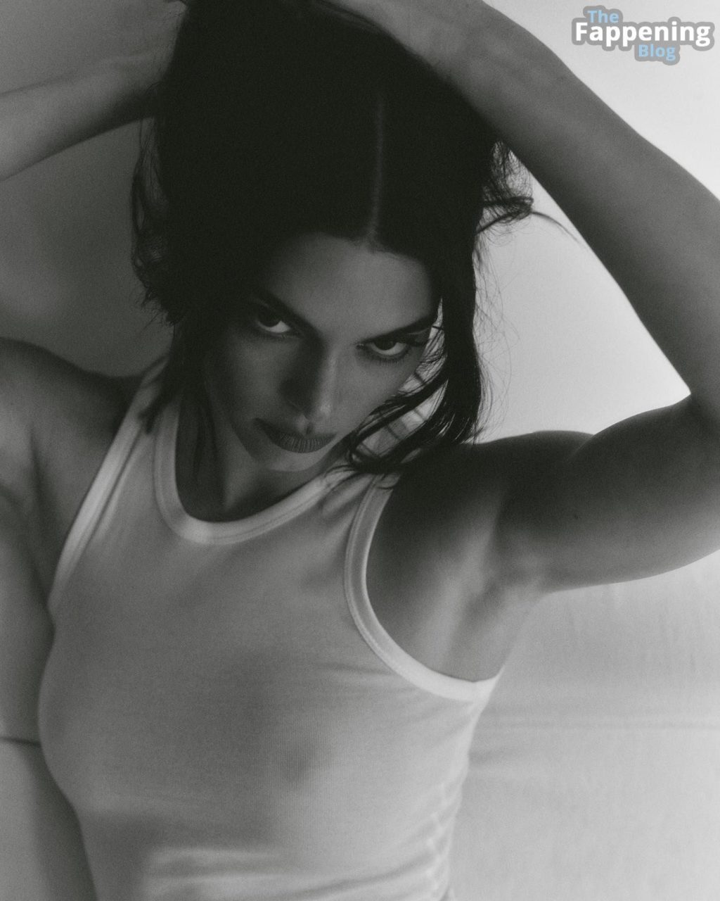 Kendall Jenner Flaunts Her Nude Breasts In A Hot Shoot Photos