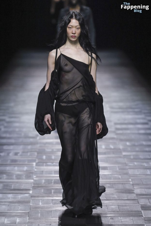 So Ra Choi Flashes Her Nude Tit At The Ann Demeulemeester Show In Paris