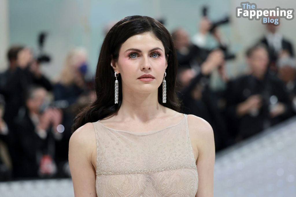 Alexandra Daddario Shows Off Her Flattened Tits At The Met Gala In