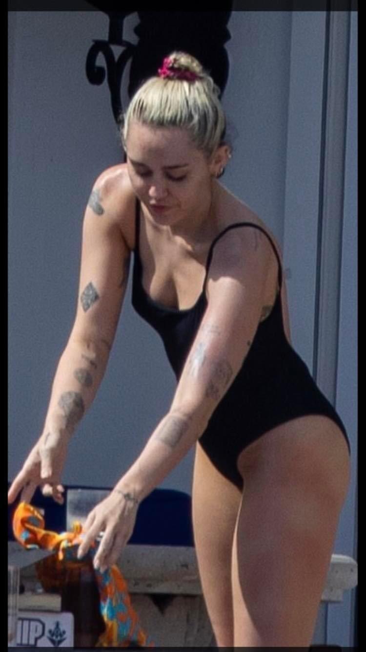 Miley Cyrus / mileycyrus Nude OnlyFans Leaks 1