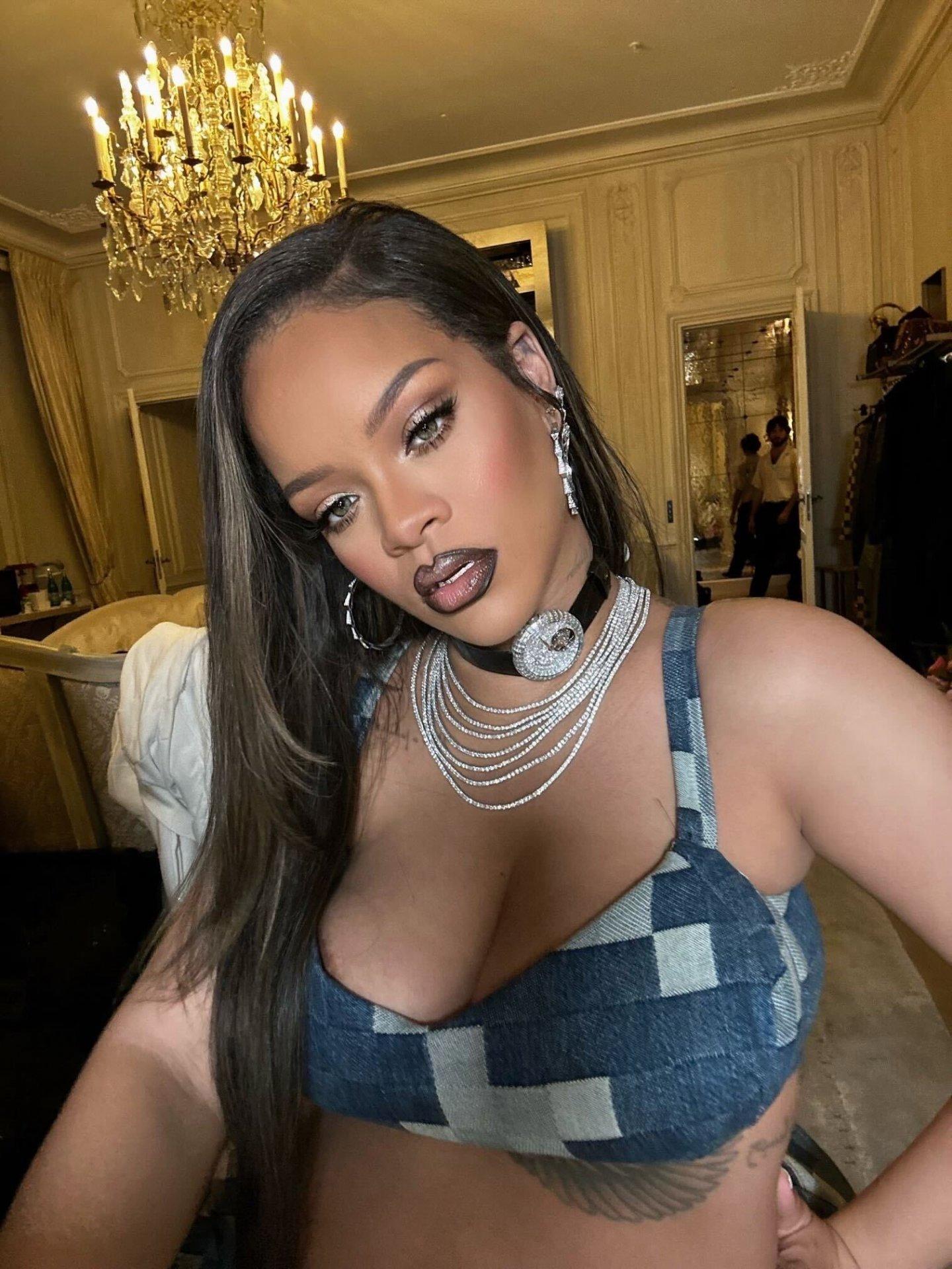 Rihanna Nude OnlyFans Leaks (7 Photos) | #TheFappening