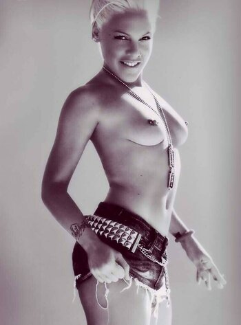 Alecia Beth Moore / Pink / The Singer Nude Leaks Photo 1