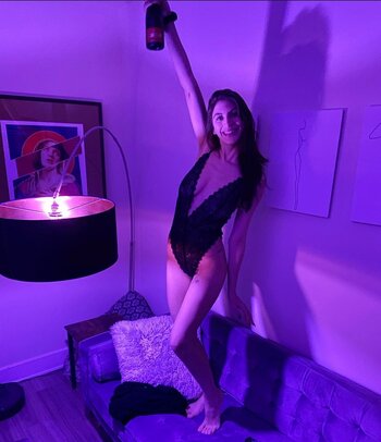 Arianna Basseri Lee / arialeexxx / arianabadfee Nude Leaks OnlyFans Photo 2