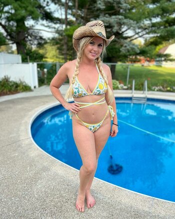 Backyard Bikini Wife / backyard_bikini_wife / u353440791 Nude Leaks OnlyFans Photo 16