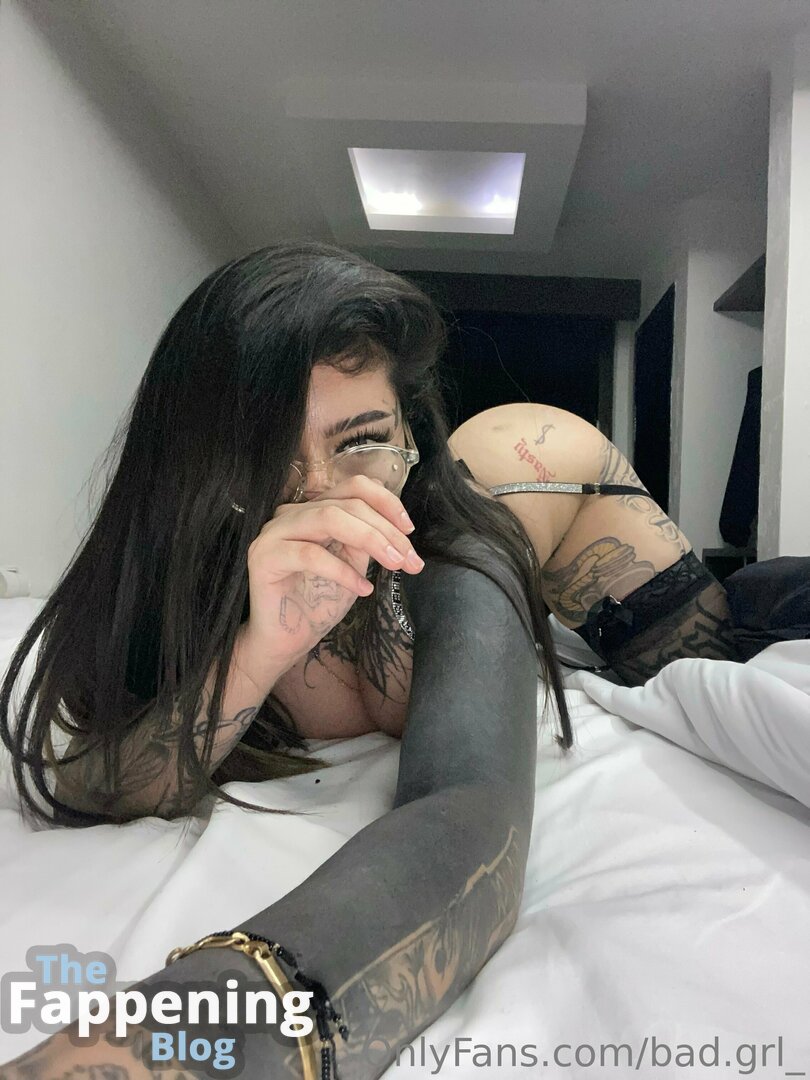 bad.grl_'s daring display