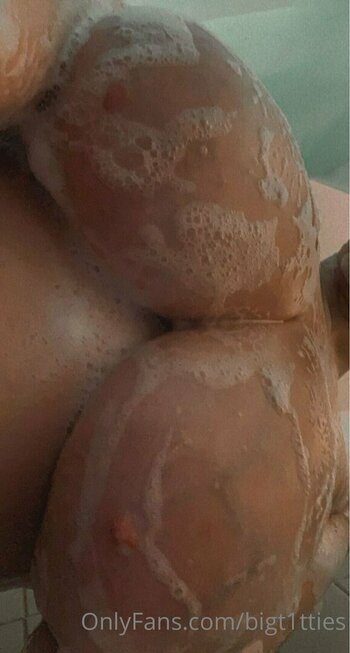 bigt1tties Nude Leaks Photo 15