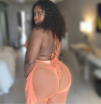 chocolateleia / leahs.manifesting.place Nude Leaks OnlyFans Photo 2