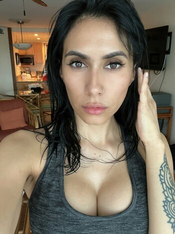Christina Vee Valenzuela / cristinavox Nude Leaks Photo 8
