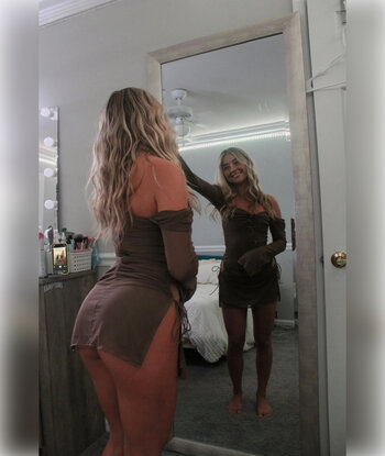 Courtney Kuhnel / courtneykuhnel Nude Leaks Photo 15