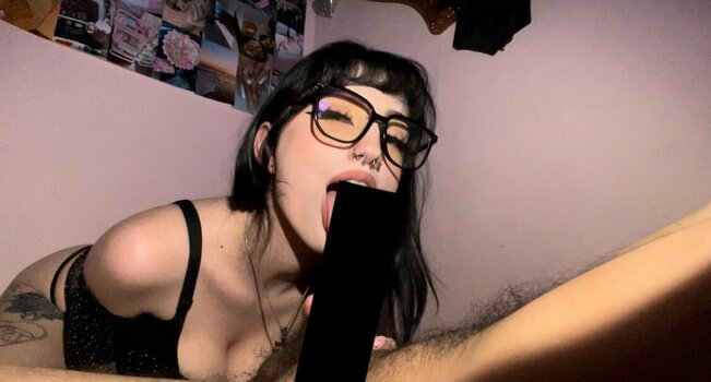 Emilyy Manson / spitreligion Nude Leaks OnlyFans Photo 8