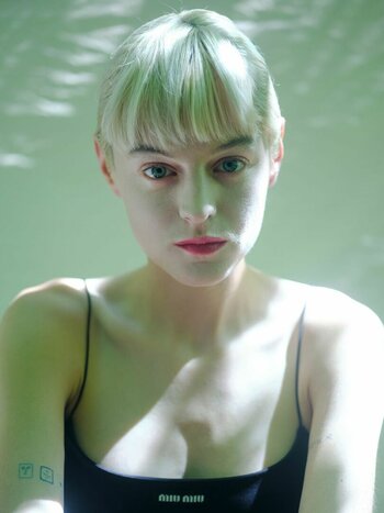 Emma Corrin / emmalouisecorrin Nude Leaks Photo 32