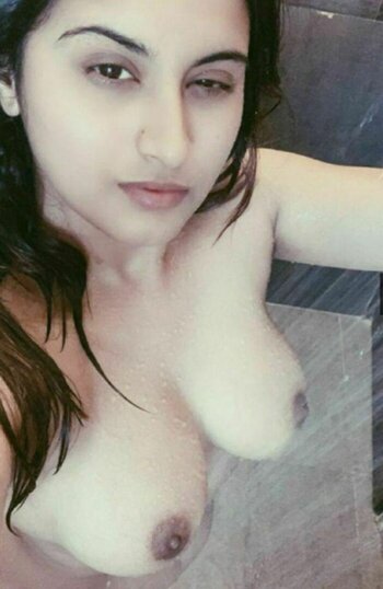 Gunjan Aras / girlwithdifferenthair Nude Leaks Photo 1