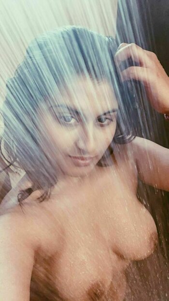 Gunjan Aras / girlwithdifferenthair Nude Leaks Photo 2