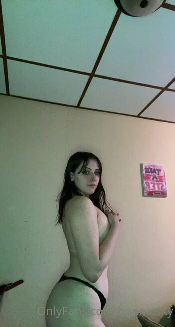 henniesky Nude Leaks Photo 6