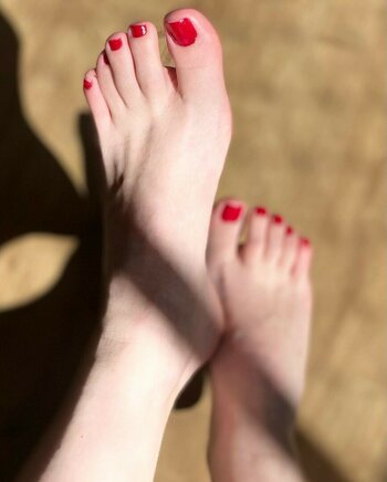 Isabela Fialho / bela.feetoes / fialhoisabela / isa.bela.feet Nude Leaks OnlyFans Photo 1