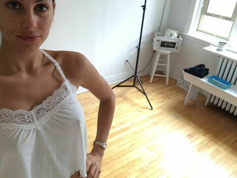 Jessica Metni / her.must Nude Leaks Photo 18