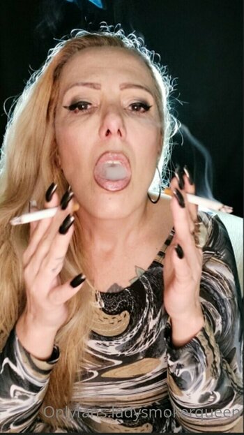 lady.smoker.queen Nude Leaks Photo 4