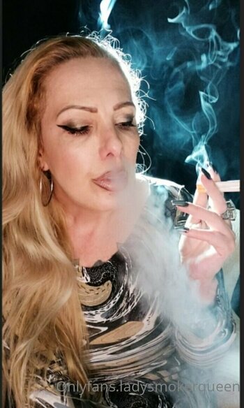 lady.smoker.queen Nude Leaks Photo 5