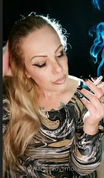 lady.smoker.queen Nude Leaks Photo 6
