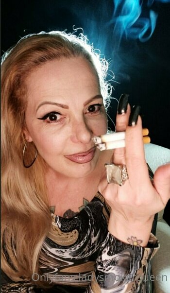 lady.smoker.queen Nude Leaks Photo 8