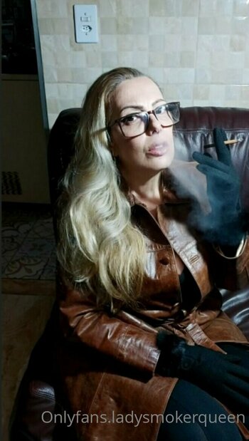 lady.smoker.queen Nude Leaks Photo 10
