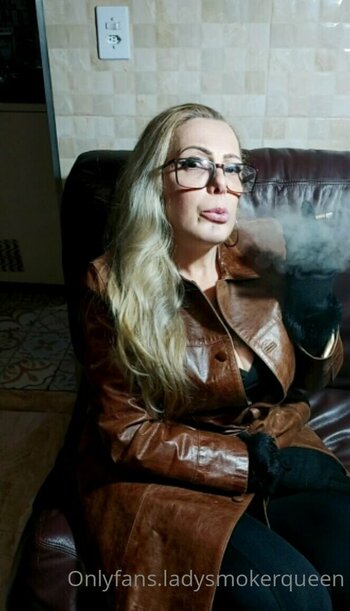 lady.smoker.queen Nude Leaks Photo 12