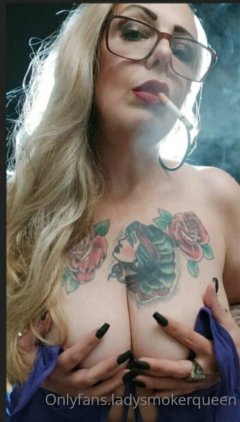 lady.smoker.queen Nude Leaks Photo 16