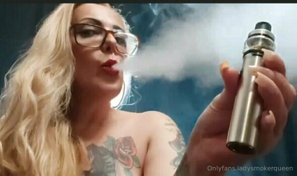 lady.smoker.queen Nude Leaks Photo 36