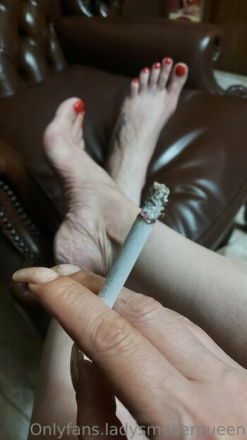 lady.smoker.queen Nude Leaks Photo 44
