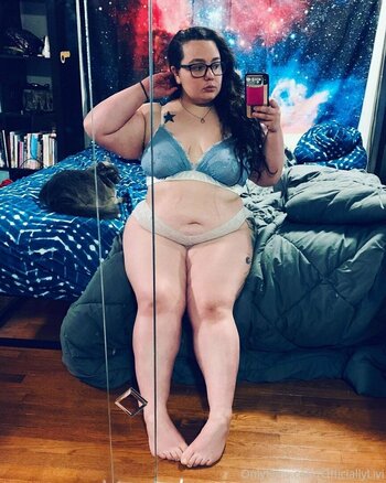 Larger Ladies Nude Leaks Photo 33