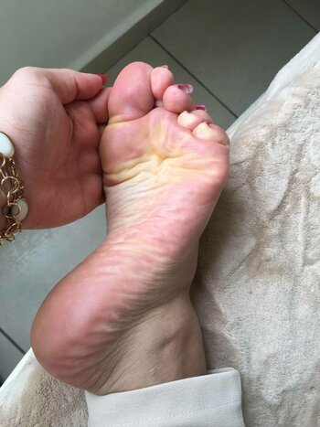 Lyz Feet / Antiga Lary / lyz.yah Nude Leaks Photo 3