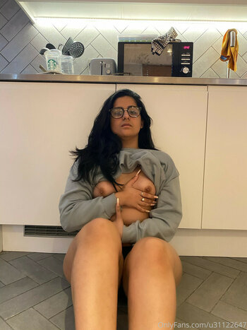 Mel / Melfarahmand / melisaoffiziell Nude Leaks OnlyFans Photo 2