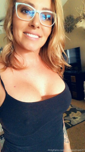 MidwestMom77 / midwest.mom77 Nude Leaks OnlyFans Photo 10