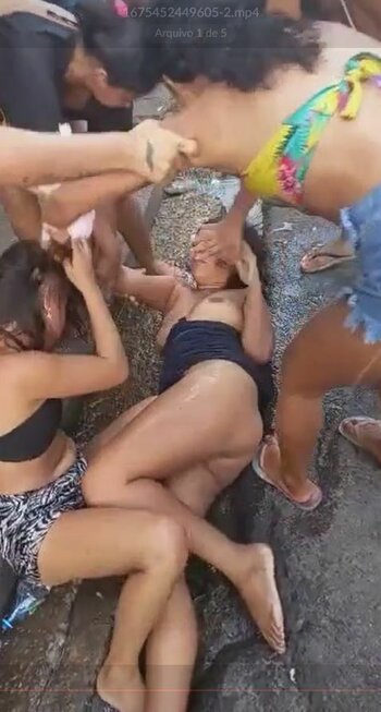 Mulheres Brigando Nude Leaks Photo 2