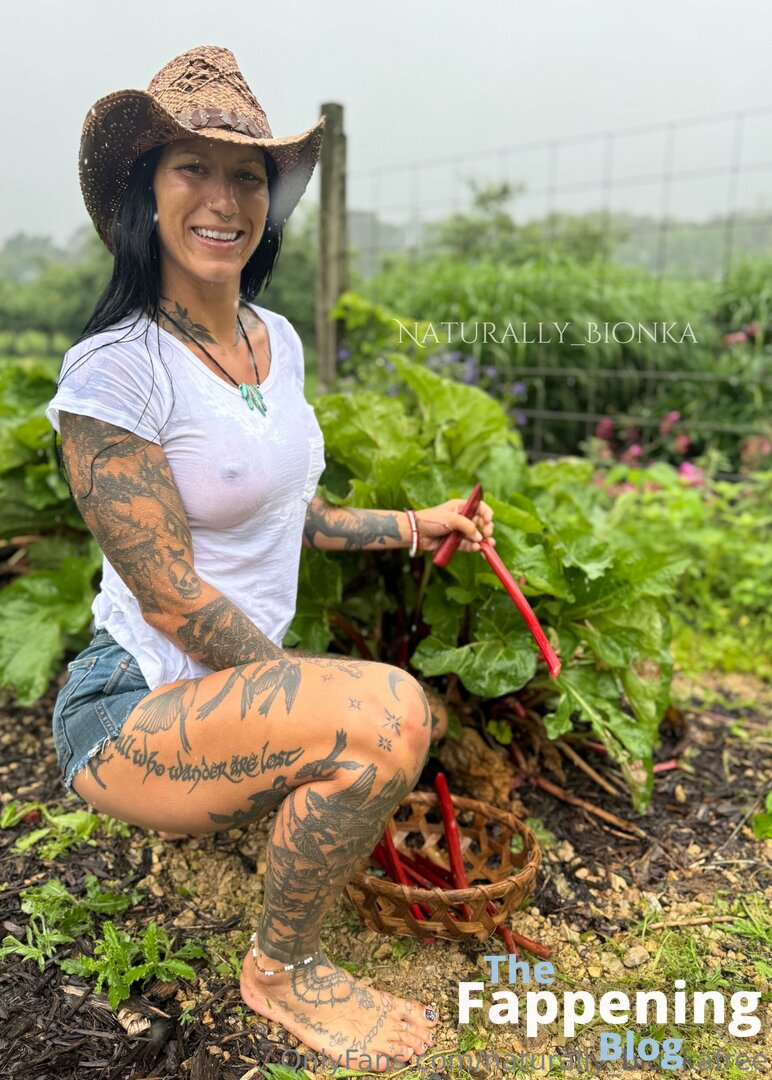 Naturally Bionka's uninhibited beauty captured in a candid moment